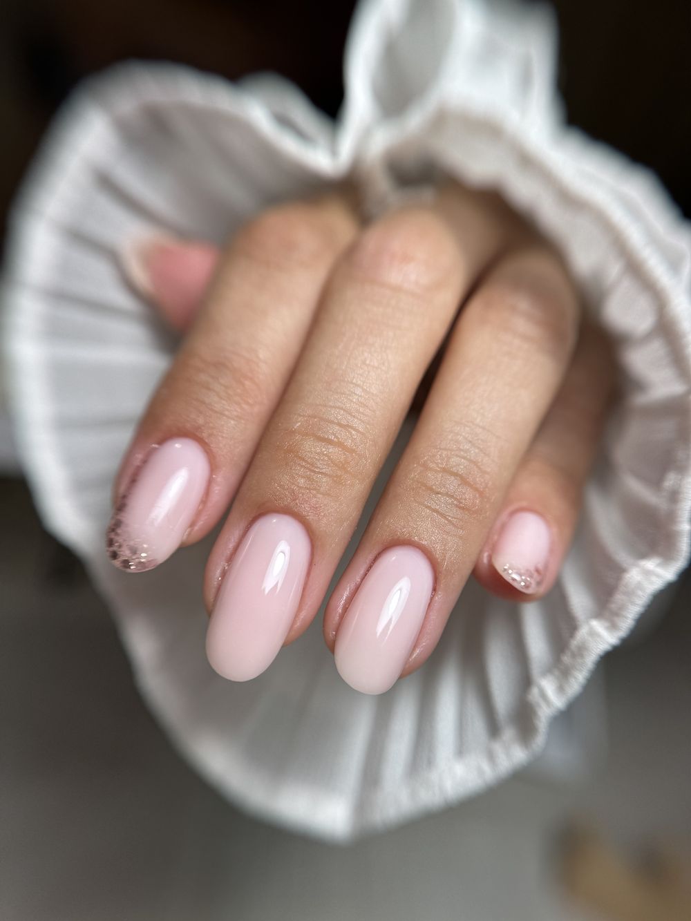 Manucure gel rose avec pointes pailletées à Tanger