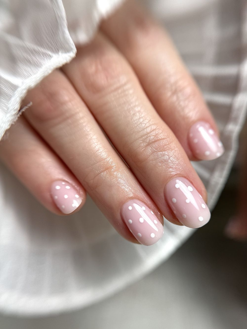 Ongles courts roses avec petits pois blancs, nail art à Tanger