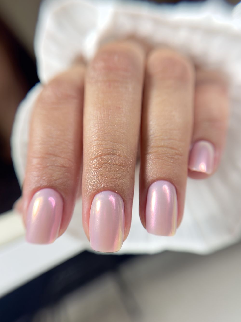 Ongles effet perle chrome rose à Tanger