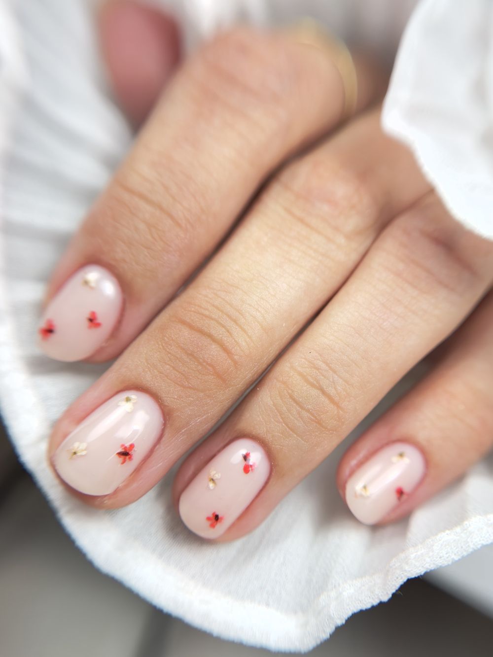 Ongles roses avec fleurs séchées, nail art à Tanger