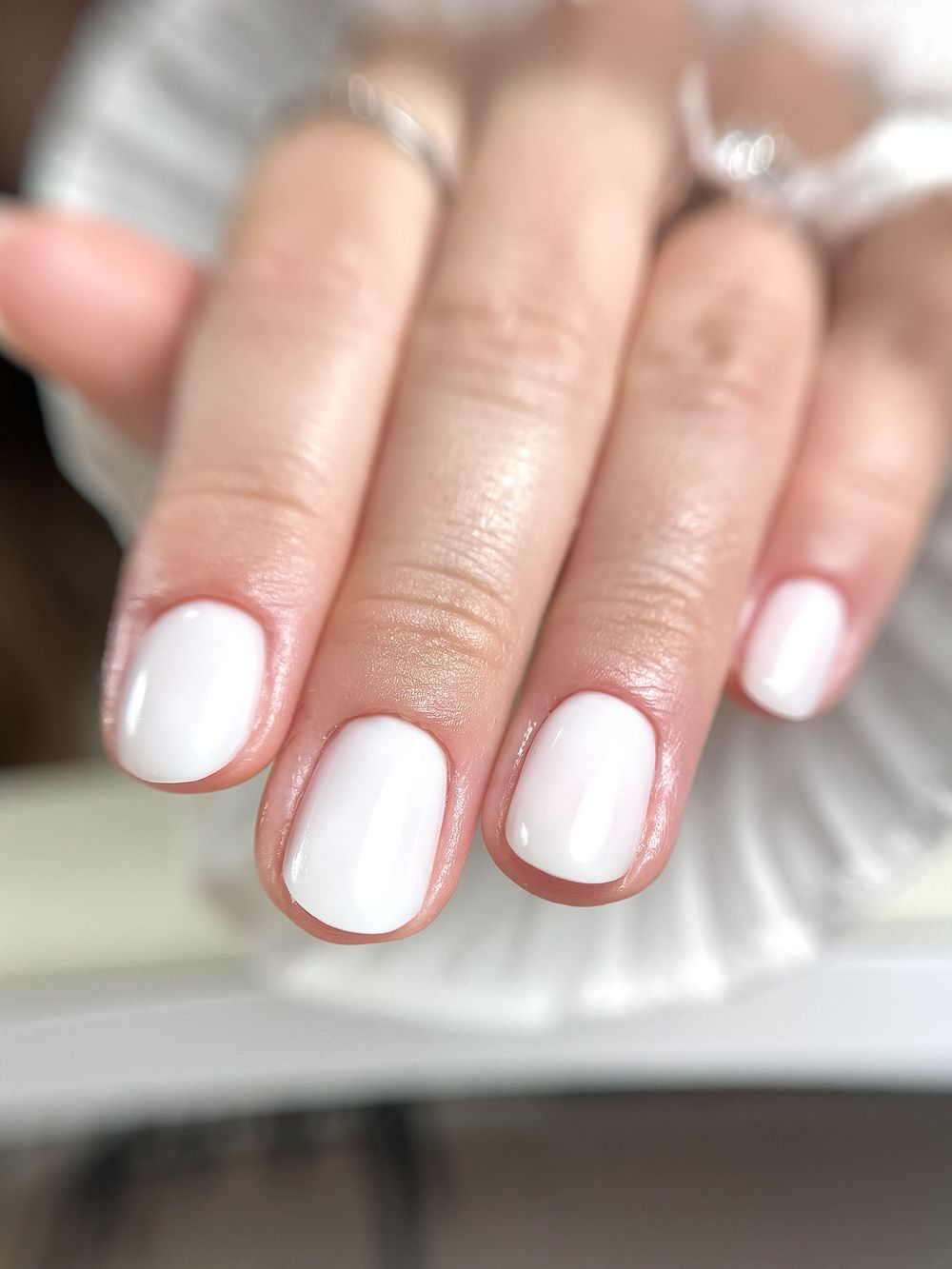 Ongles courts blanc laiteux, gainage à Tanger