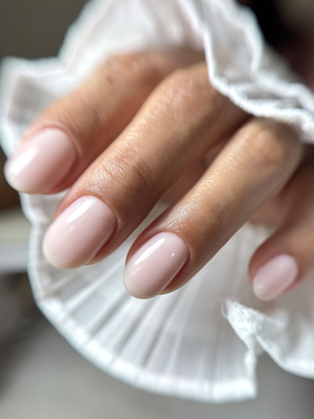Ongles ovales nude rosé, manucure naturelle à Tanger